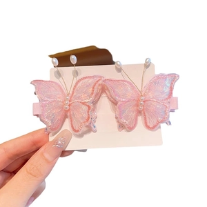 Paire de barrettes papillon brodées roses avec paillettes et perles sur carte blanche