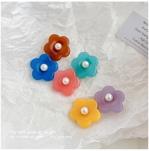 Lot de 6 barrettes fleurs colorées avec pétales en résine et perle centrale