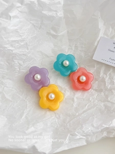 Ensemble de quatre pinces à cheveux fleurs en résine colorées avec perles centrales