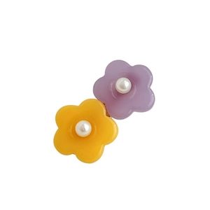 Barrettes à cheveux fleurs violettes et jaunes avec perles sur fond blanc pur