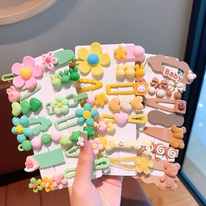 Vue détaillée de barrettes colorées fleurs et animaux sur cartes blanches pour filles