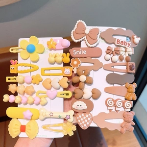 Détails d'un assortiment de barrettes pour filles aux motifs de fleurs et d'animaux