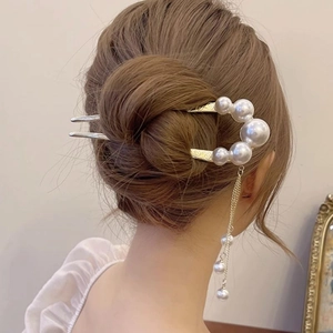 Elegant U-shaped hair pin with pearls and tassel fringe for stylish bun hairstyles