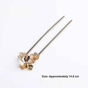Detail of 14cm gold flower hair pin with three metallic blossoms for elegant hair styling