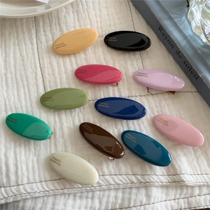 Détail de 11 barrettes ovales en résine multicolores avec lettrage doré France Handmade