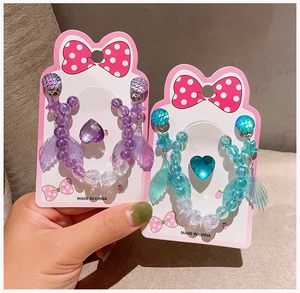 Detailansicht des Kinder-Meerjungfrau-Schmucksets mit Ohrclips und Herzring