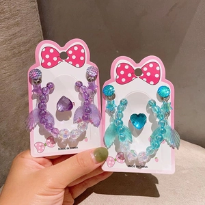 Kinder-Schmuckset mit bunten Meerjungfrauen-Ohrclips und Ringen mit Herz-Edelsteinen