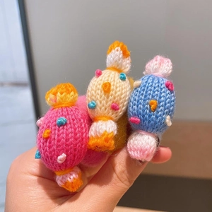Macro di elastici per capelli a forma di caramella fatti a mano con pompon colorati