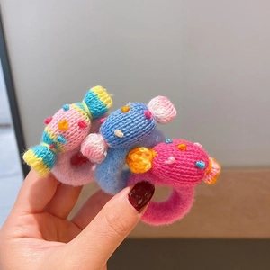Tre elastici per capelli fatti a mano a maglia per bambine con motivi a caramella colorati