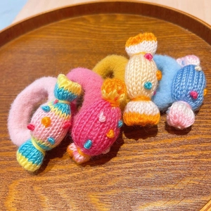 Dettaglio di elastici per capelli in maglia a forma di caramella per bambine