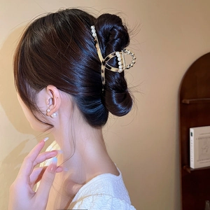 Elegant golden metal hair claw clip with pearls and matching double pearl earrings