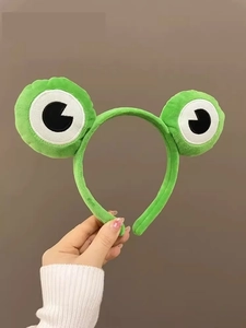 Gros plan du bandeau grenouille en peluche verte avec yeux 3D pour le maquillage
