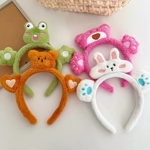 Simpatici cerchietti di peluche 3D con orso, rana e coniglio su uno sfondo bianco pulito