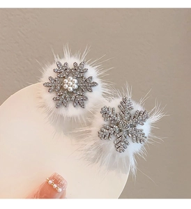 Details der glitzernden Schneeflocke-Haarklammer mit weißem Plüschfell und Strass