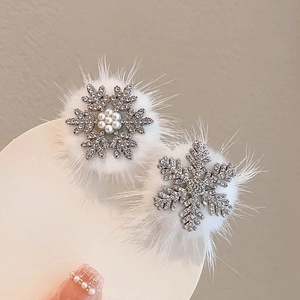 Glitzernde Schneeflocke Haarklammer mit Strasssteinen und weißem Kunstpelz für den Winter