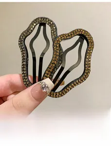 Dettaglio ravvicinato di fermagli per capelli ondulati con strass champagne lucidi