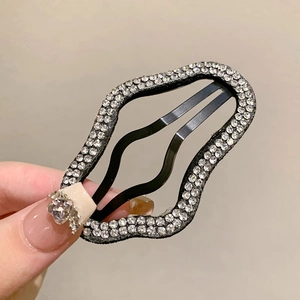 Dettaglio del fermaglio per capelli BB a onde con strass brillanti su base nera