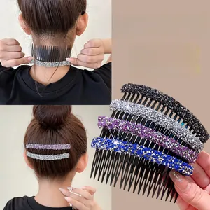 Gros plan de peignes à strass pour fixer les cheveux avec design antidérapant