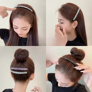 Détail montrant des peignes à cheveux en strass de couleur argent, violet et noir