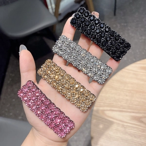 Nahaufnahme von vier Strass-Haarspangen in Schwarz, Silber, Gold und Roségold