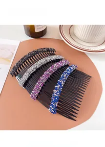 Détail de peignes à cheveux strass en quatre couleurs pour coiffage élégant et fixation