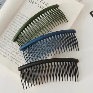Trois peignes à cheveux mats en vert foncé, bleu marine et noir pour fixer les mèches rebelles