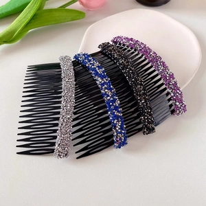 Détail de peignes à cheveux en strass colorés en tons argent, bleu, noir et violet