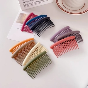 Détail de peignes à cheveux en résine mate à 20 dents en diverses couleurs pastel