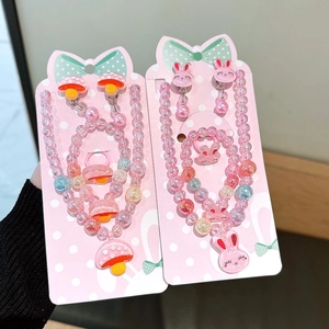 Detailset aus bunten Acryl-Schmuckstücken mit Pilz- und Hasenanhängern für kleine Mädchen