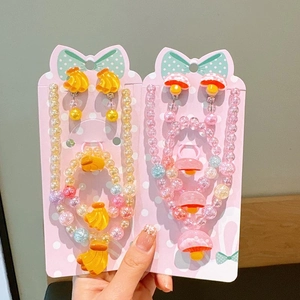 Schmuckset für Mädchen mit bunten Fruchtanhängern und Acrylperlen auf rosa Karten
