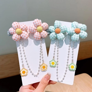 Haarklammern mit Stoffblumen, Karomuster und Perlenquasten für kleine Mädchen