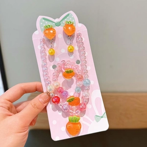 Detail eines farbenfrohen Karotten-Schmucksets für Mädchen mit Kette und Armband