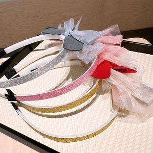 Detail of glitter girls' headbands with tulle bows and non-slip inner teeth