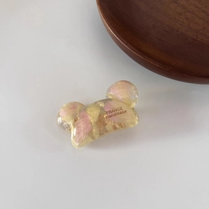 Detail der handgefertigten Bären-Haarspange aus Harz mit Glitzer und Goldfolie