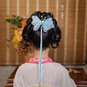 Detail der hellblauen Schmetterlings-Haarspange mit Organza-Flügeln, Perlen und Quasten