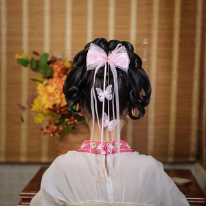 Rosa Hanfu-Haarspange mit langen Bändern, Pailletten und Perlenquasten im Detail am Modell