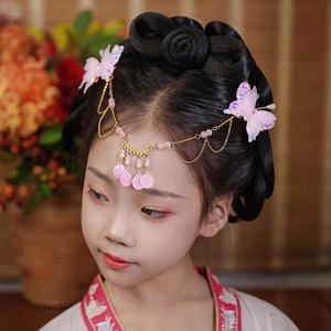 Détail d'une coiffe Hanfu pour enfants avec papillons roses et pendentifs floraux