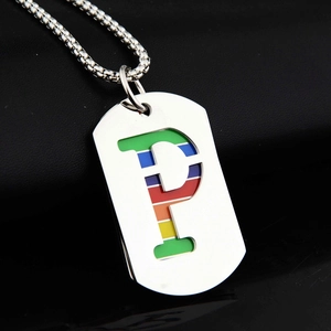 Regenbogen Gestreifter P-Buchstaben Anhänger aus poliertem Edelstahl für Herren Damen