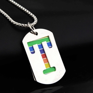 Regenbogen Buchstaben T Militär Anhänger Halskette aus poliertem Silber Edelstahl