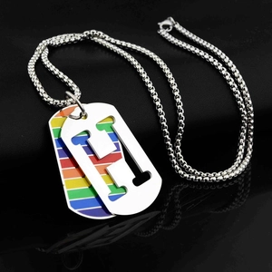 Detailansicht der Regenbogen-Dog-Tag-Halskette mit Hohlbuchstabe H an Kugelkette