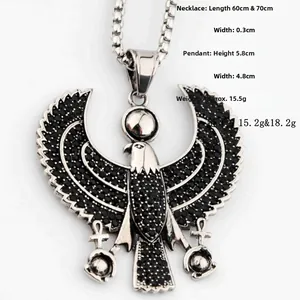 Vue détaillée du pendentif aigle Horus incrusté de cristaux noirs avec chaîne en acier