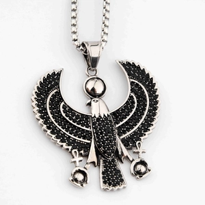 Vue détaillée du pendentif faucon Horus argenté avec pierres noires et symboles Ankh