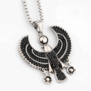 Pendentif aigle Horus argenté avec strass noirs et symbole Ankh sur chaîne en acier