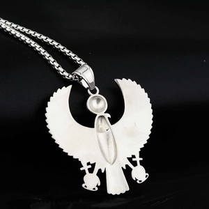 Vue macro du dos du pendentif aigle Horus montrant la texture en acier brossé