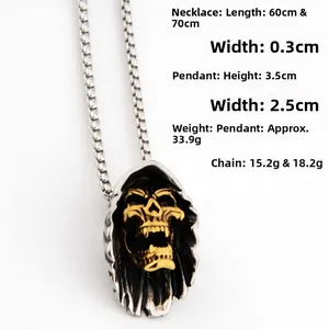 Vue détaillée du collier pendentif tête de mort gothique avec capuche argentée et visage doré