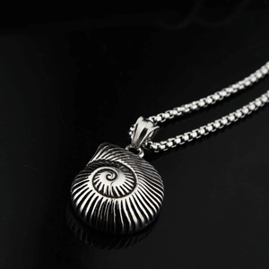 Colgante de caracol nautilus de acero inoxidable pulido en una cadena de caja para hombre y mujer