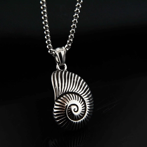 Collar con colgante de nautilus de acero inoxidable retro para hombres y mujeres en negro