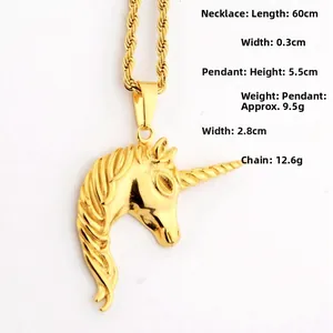 Vue détaillée du pendentif licorne doré avec chaîne torsadée sur fond blanc