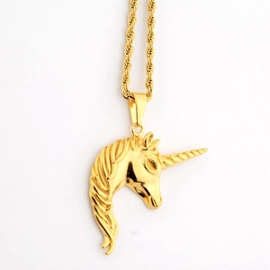 Détail du pendentif tête de licorne dorée sur une chaîne en corde torsadée