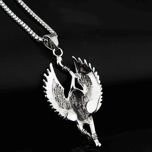 Detailansicht des geflügelten Adler-Anhängers aus Edelstahl mit Vintage-Schwärzung